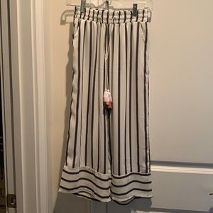 Black and white stripped flow pants by Hot Kiss